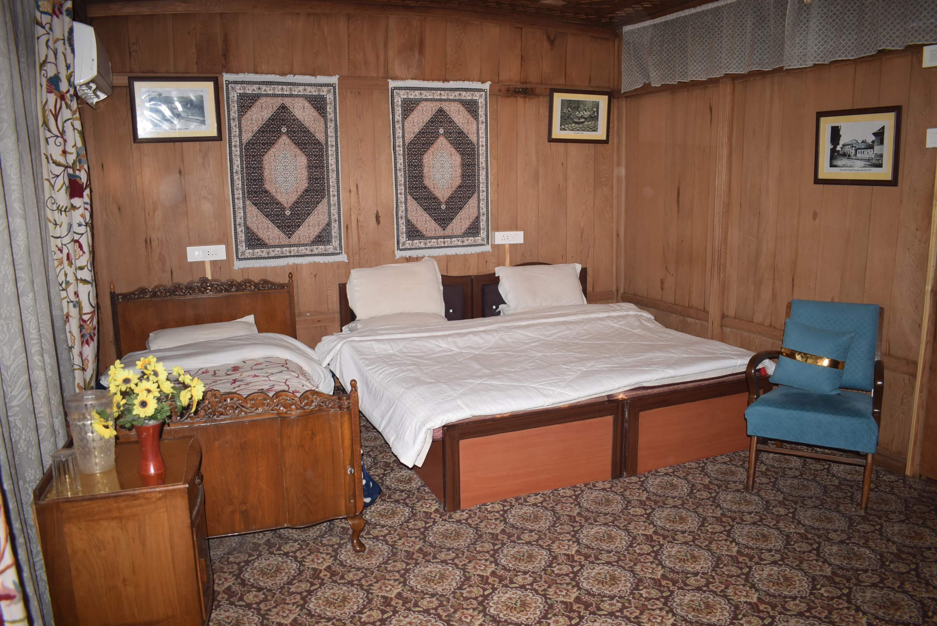 Premium Lake View Suite Houseboat Srinagar
