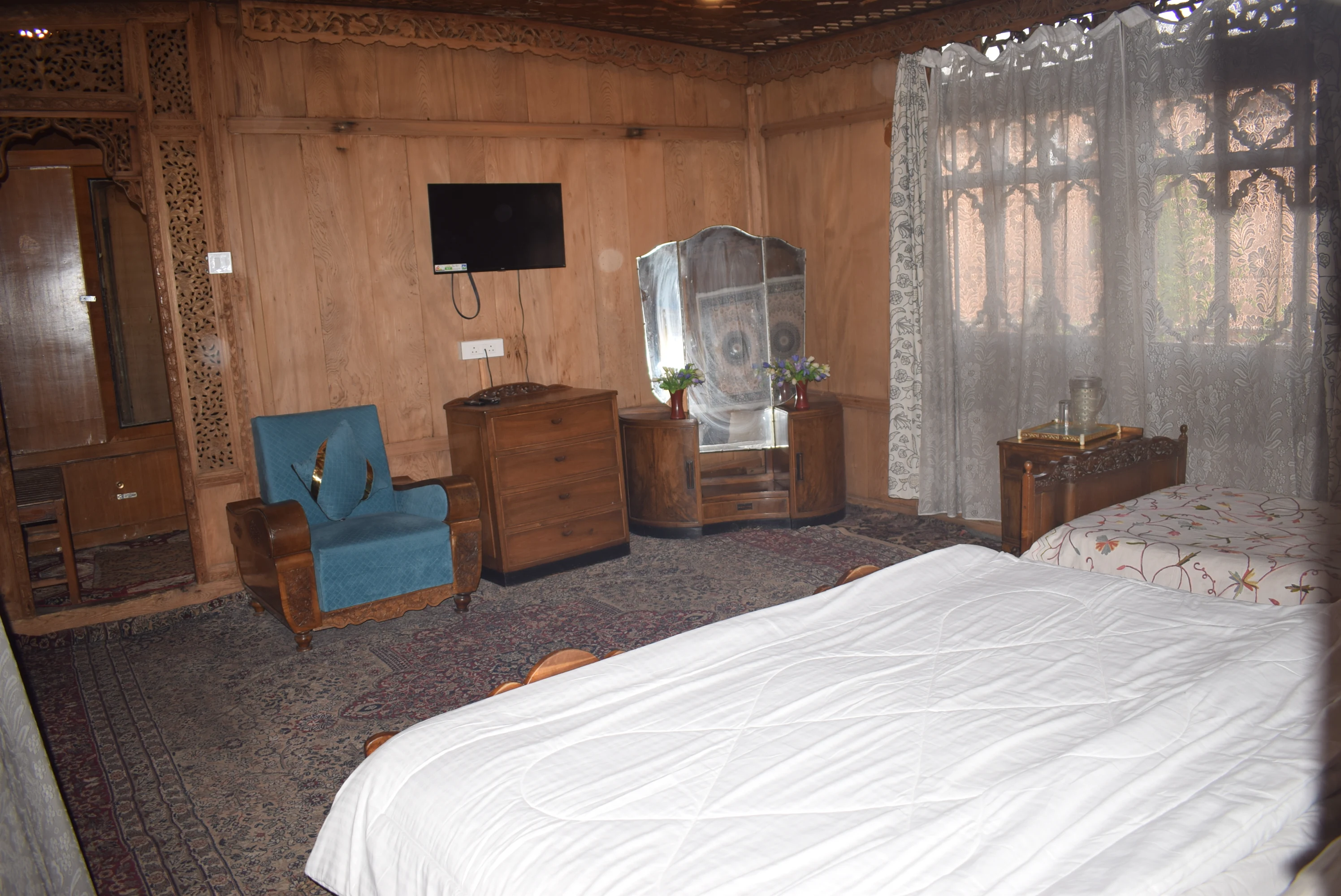 Local Comfort Room Dal Lake Srinagar — affordable houseboat stay for Kashmiri guests clean washroom lake access